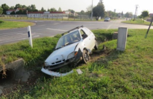 Árokba hajtott a lopott autóval