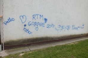Félmilliós kárt okozott graffitijével egy 14 éves lány