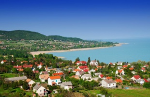 A lakásvásárlókat is egyre jobban vonzza a Balaton