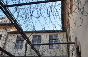 Éjszaka a lakásában késsel fenyegették és elvették a pénzét