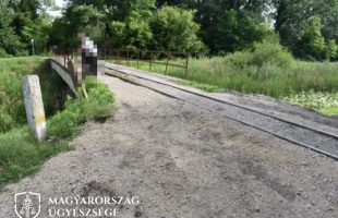 Vasúti hídon akarta lerövidíteni az utat az autós, de jött a vonat