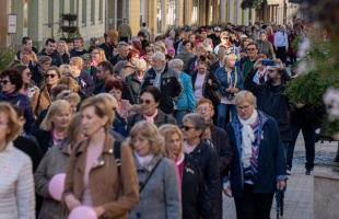 Idén is sétával hívják fel a figyelmet a mellrák elleni küzdelemre