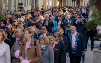 Idén is sétával hívják fel a figyelmet a mellrák elleni küzdelemre