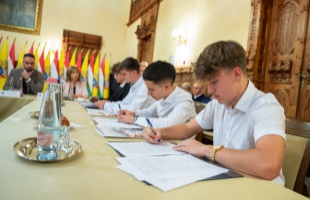 Tíz új ösztöndíjassal kötött szerződést a város – aláírták a Kaposvár Számít Rád szerződéseit