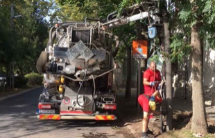 Spéci géppel mossák a problémás csatornákat Kaposváron