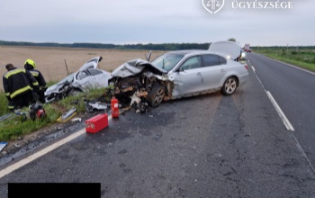 A műszerfalon lévő GPS-t nézte a sofőr, átment a szemközti sávba és két autóval is ütközött
