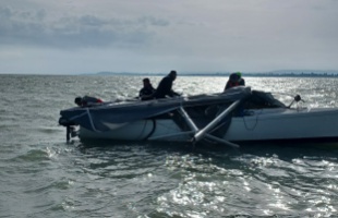 Törött árbócú hajót mentettek a Balatonból
