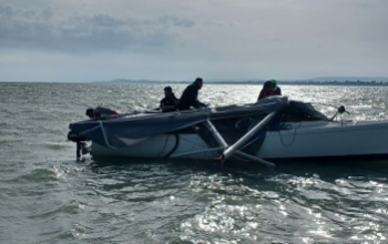 Törött árbócú hajót mentettek a Balatonból