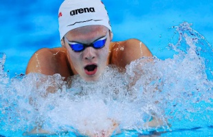 Rövidpályás úszó-vk - Kós újabb országos csúcs mellett arany- és bronzérmet nyert