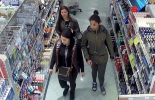 Parfümöket lopott három nő és egy eladó Kaposváron