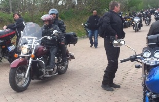 Kopjafát állítottak és márványtáblát avattak a motorosok