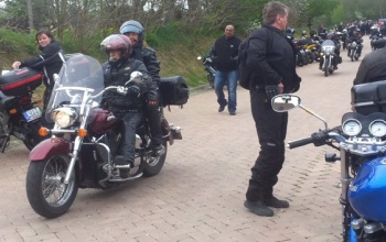 Kopjafát állítottak és márványtáblát avattak a motorosok