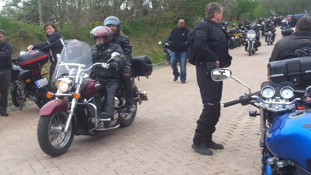 Kopjafát állítottak és márványtáblát avattak a motorosok
