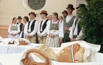 Ünnepi műsorral és koszorúzással vette kezdetét az ünnepségsorozat
