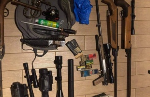Illegális fegyvereket tartó orrvadászt vettek őrizetbe a rendőrök