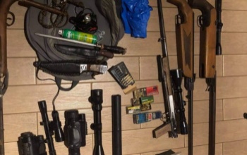 Illegális fegyvereket tartó orrvadászt vettek őrizetbe a rendőrök