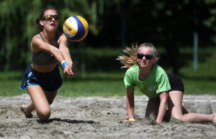 Strandröplabdapálya-avató a Virágfürdőben