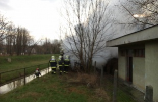 Kigyulladt egy fatároló a Csatorna közben