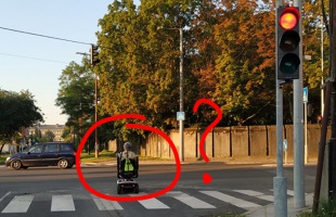 Elektromos mopeddel gurult át a piroson