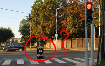 Elektromos mopeddel gurult át a piroson
