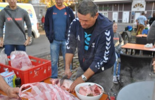Ezüstérmes halászlét főztek a siófoki kézilabdázók