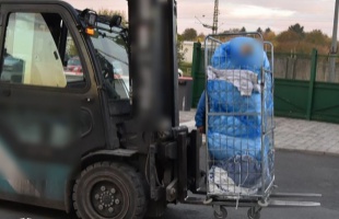 Alig látott ki a szállított tehertől a targoncavezető, mégis  előremenetben indult el