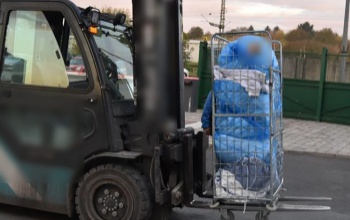 Alig látott ki a szállított tehertől a targoncavezető, mégis  előremenetben indult el