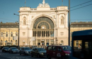 Indul a peronépítés a Keleti pályaudvaron, módosul a dunántúli távolsági vonalak közlekedési rendje