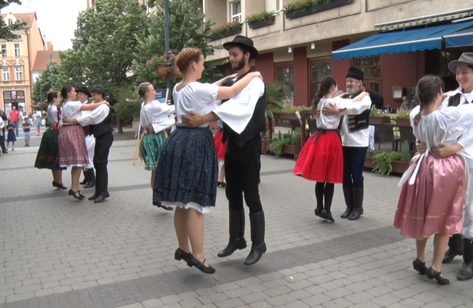 Roxínház: az utcán perdült táncra Bendegúz
