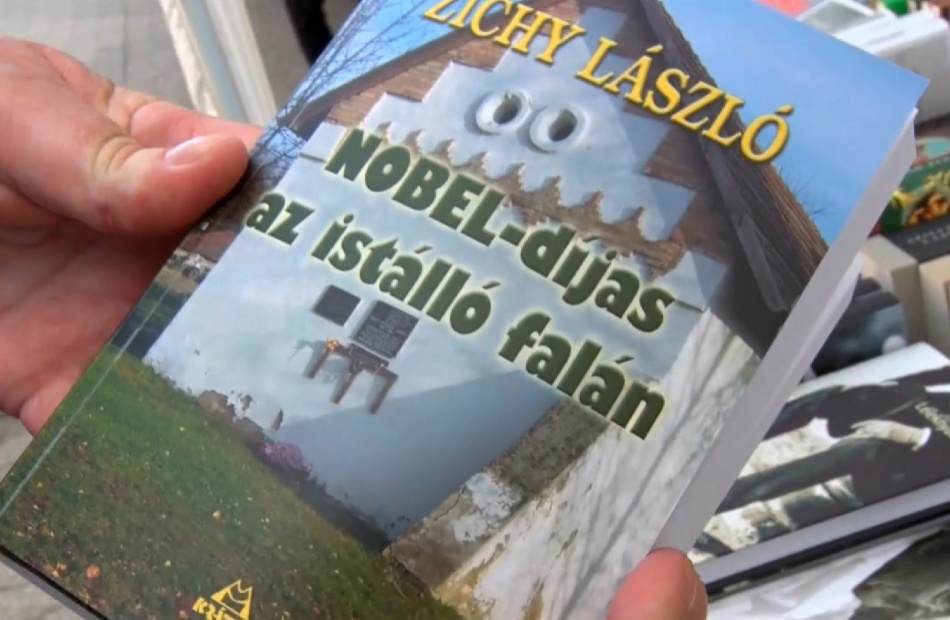 Nobel-díjas az istálló falán