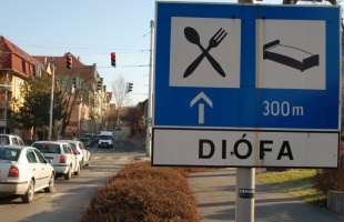 Idejétmúlt tájékoztató táblák