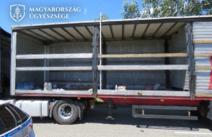 Elfogtak egy embercsempészt az M7-es autópályán, 34 migránst szállított a kamion rakterében