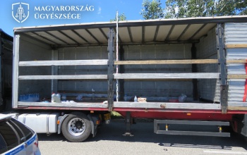 Elfogtak egy embercsempészt az M7-es autópályán, 34 migránst szállított a kamion rakterében