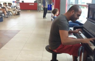 Mese a reptéri zongoráról