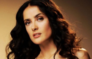 Salma Hayek a férjének öltözik
