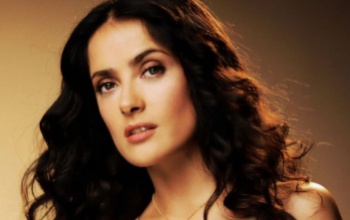 Salma Hayek a férjének öltözik