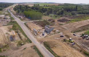 A 67-es út: már állnak a hídpillérek, még folynak a földmunkák