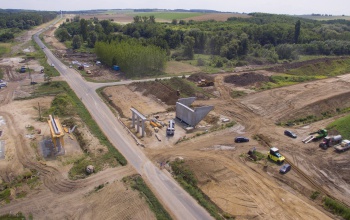 A 67-es út: már állnak a hídpillérek, még folynak a földmunkák