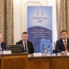 Szita Károly, a Megyei Jogú Városok Szövetségének elnöke, Kaposvár polgármestere, Balaicz Zoltán, Zalaegerszeg polgármestere és Gulyás Gergely, a Miniszterelnökséget vezető miniszter az MJVSZ közgyűlésén Zalaegerszegen (Fotó: MTI/Katona Tibor)