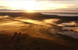 Meseszerű videón az őszi ködbe merülő Balaton