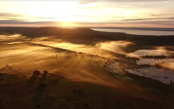 Meseszerű videón az őszi ködbe merülő Balaton